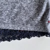 Kép 2/2 - Tommy Hilfiger 10 éves csipkés póló csillogó felirattal 140-es méretben – használt gyerekruha