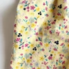 Kép 2/2 - Pasztellsárga virágos playsuit fodros nyakkal – Mothercare, 98-as méret