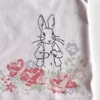 Kép 2/2 - TU 3-6 hónapos virágos Peter Rabbit pamut póló 68-as méretben – használt babaruha