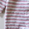 Kép 2/2 - 56-os rózsaszín-fehér-szürke csíkos pamut rugdalózó kislánynak – Primark