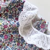 Kép 2/2 - 62-es apró virágmintás pamut kislány napozó madeira gallérral – Jojo Maman Bébé