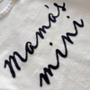 Kép 2/2 - 74-es Mama’s Mini hosszú ujjú vajszínű pamut kislány felső plüss felirattal – Nutmeg