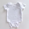 Kép 1/2 - 80-as fehér rövid ujjú pamut kisfiú body elefánt mintával – Nutmeg