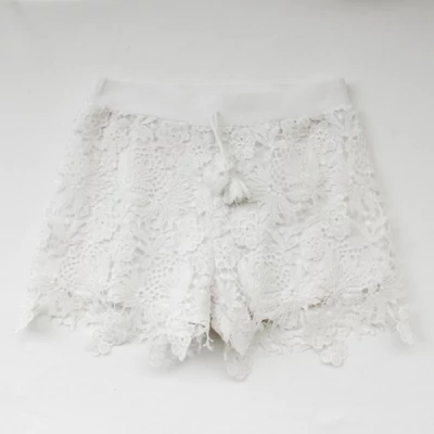 152 Fehér csipkés short 152 Fehér csipkés short
