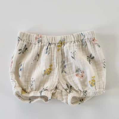 bézs virágmintás pamut short 4–6 hónapos kislánynak