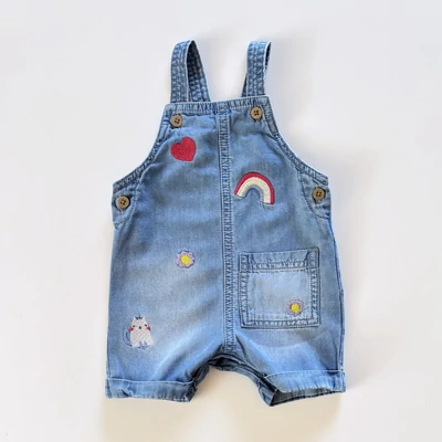 Nutmeg hímzett kantáros farmer short cicás és szivárványos mintával – 50-es méret