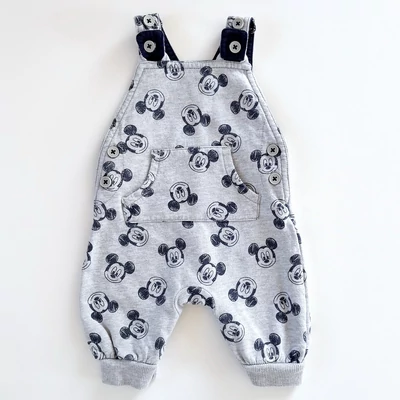 56-os Mickey Mouse mintás kantáros kisfiú pamut nadrág – George 56-os Mickey Mouse mintás kantáros kisfiú pamut nadrág – George