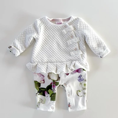 56-os Ted Baker virágos masnis overall kislánynak fehér steppelt felsővel 56-os Ted Baker virágos masnis overall kislánynak fehér steppelt felsővel