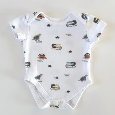 62-es George dínós rövid ujjú pamut body kisfiúnak – fehér alapon színes dinoszaurusz mintákkal