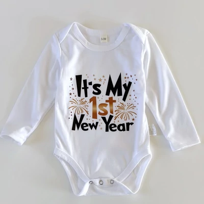 62-es fehér hosszú ujjú „It’s My 1st New Year” feliratos ünnepi bababody 62-es fehér hosszú ujjú „It’s My 1st New Year” feliratos ünnepi bababody