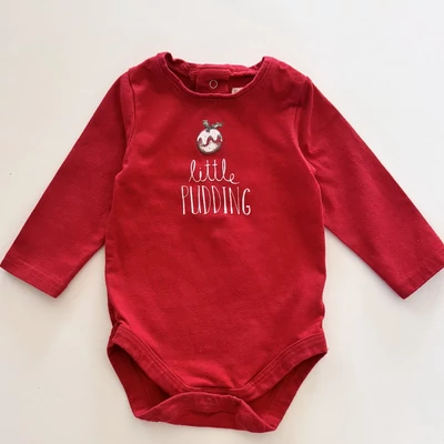 62-es piros karácsonyi pamut body Little Pudding felirattal – Mamas and Papas, 0-3 hónap
