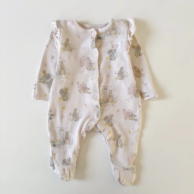 62-es TU pamut bordázott Peter Rabbit rugdalózó kislánynak 62-es TU pamut bordázott Peter Rabbit rugdalózó kislánynak