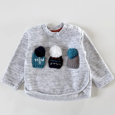 62-es F&amp;F világosszürke bolyhos pulóver kisfiúnak sapkamintával