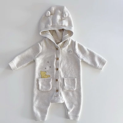 62-es TU pamut drapp kötött overall Micimackó mintával – 0–3 hónap 62-es TU pamut drapp kötött overall Micimackó mintával – 0–3 hónap