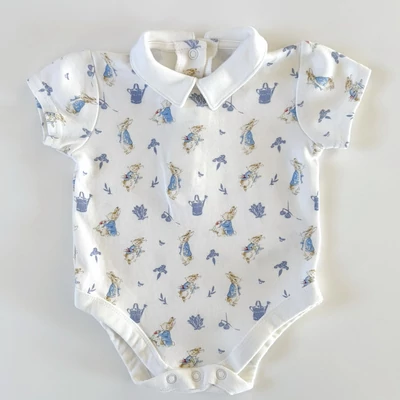 74-es Nutmeg Peter Rabbit galléros rövid ujjú pamut kisfiú body