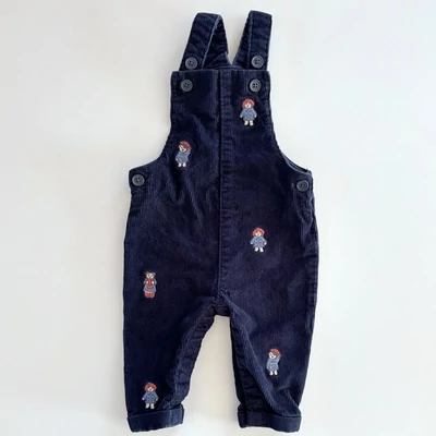74-es F&amp;F sötétkék kordbársony Paddington mintás pamut kantáros nadrág kisfiúnak