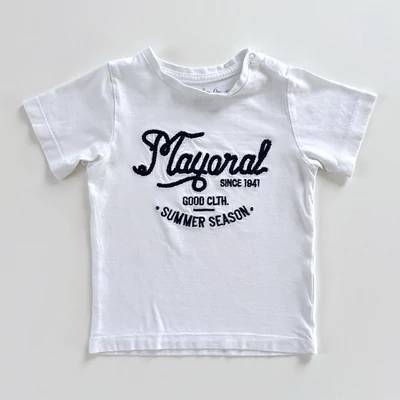 86-os Mayoral fehér pamut póló kisfiúnak hímzett felirattal 86-os Mayoral fehér pamut póló kisfiúnak hímzett felirattal