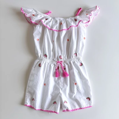 Hímzett szivárványos pamutvászon lány playsuit – 9–10 éves