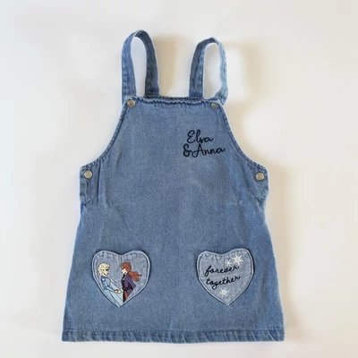 98-as Jégvarázs kantáros farmerruha Elsa és Anna mintával kislányoknak