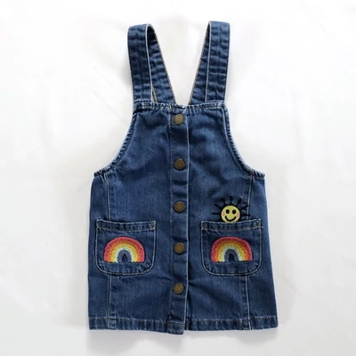 98 Next szivárványos kantáros farmer ruha