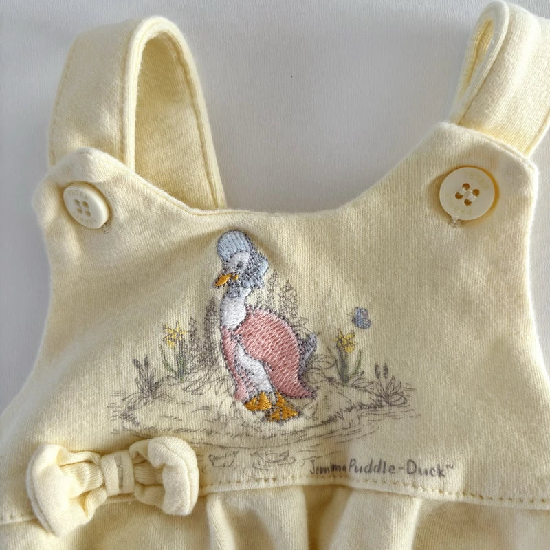 Peter Rabbit mintás sárga kantáros kislány napozó elölről – 0–3 hó