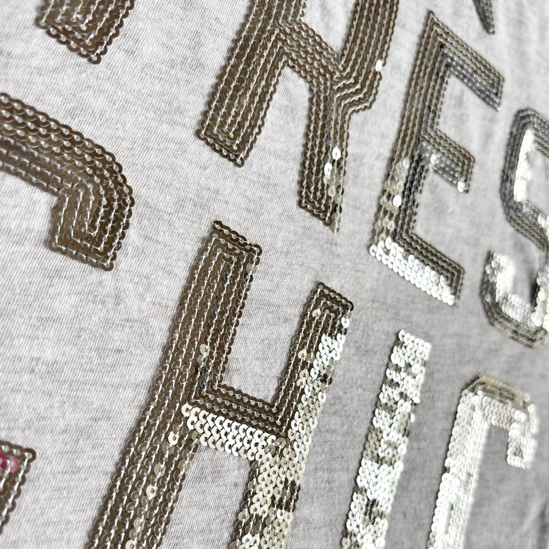 H&amp;M 10-12 éves flitteres póló Trés Chic felirattal 152-es méretben – használt gyerekruha