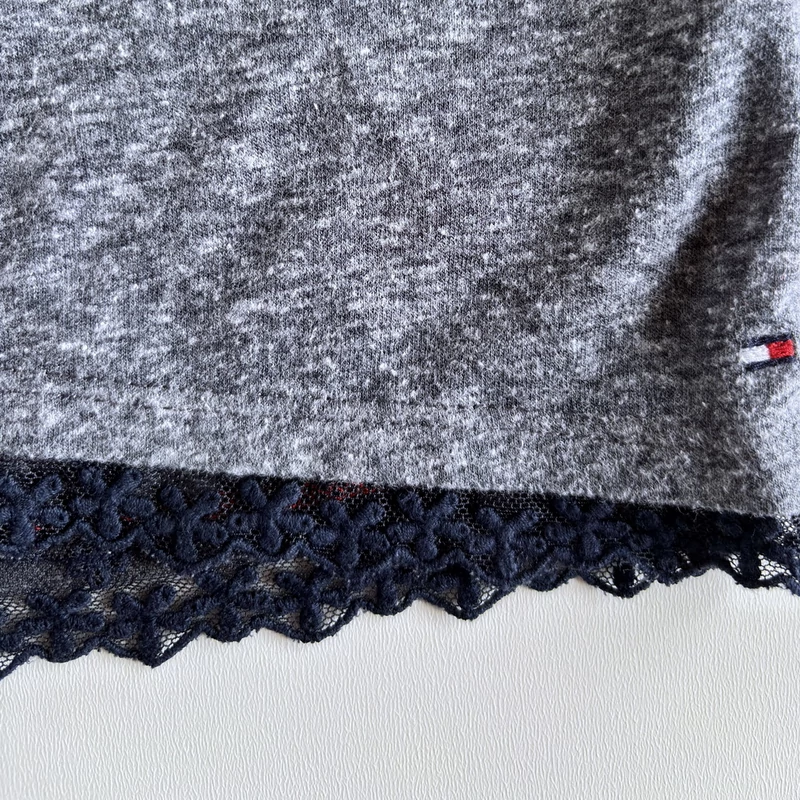 Tommy Hilfiger 10 éves csipkés póló csillogó felirattal 140-es méretben – használt gyerekruha
