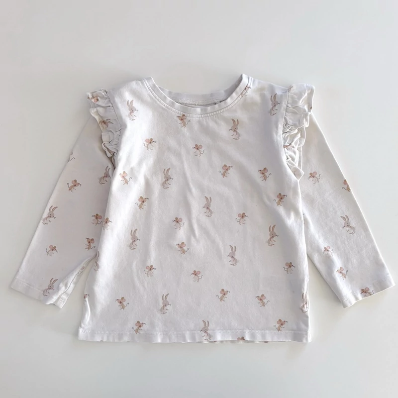 104-es Next 100% pamut halvány drapp egér és nyuszi mintás hosszú ujjú felső kislánynak – 3–4 év