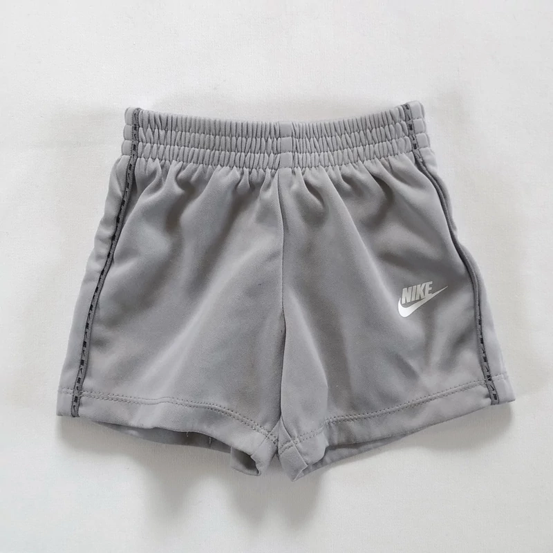 12 hó Nike szürke rövidnadrág 80