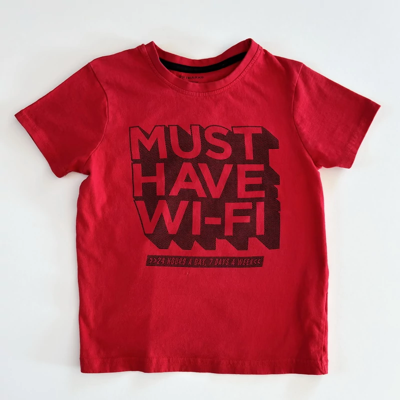 122-es Primark piros feliratos póló kisfiúnak