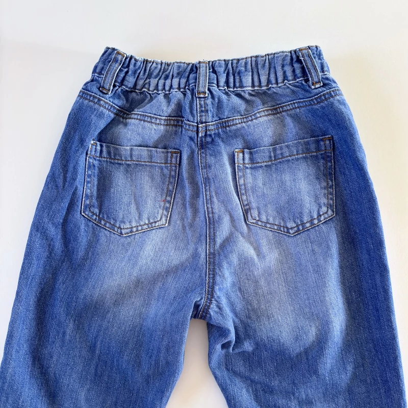 134-es Next szaggatott mom jeans farmernadrág kislányoknak – 9 év