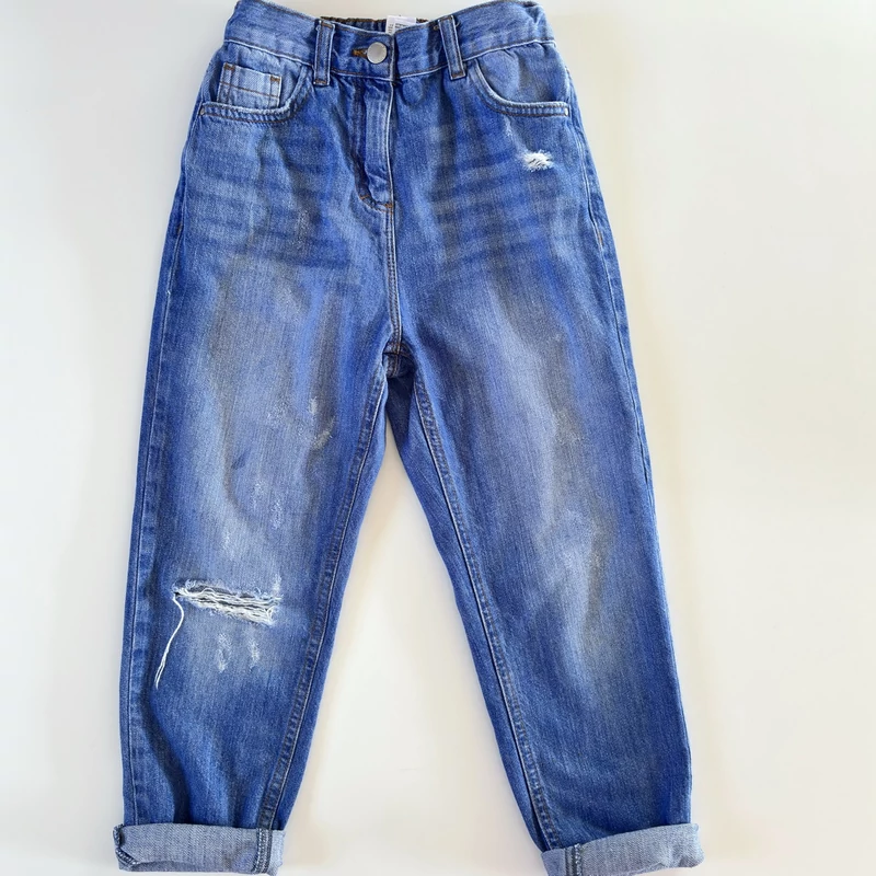 134-es Next szaggatott mom jeans farmernadrág kislányoknak – 9 év