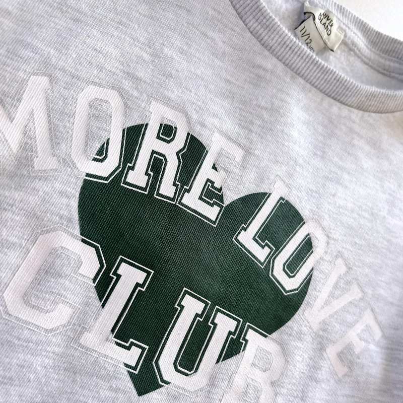 152-es szürke tinilány pamut pulóver „More Love Club” felirattal – River Island