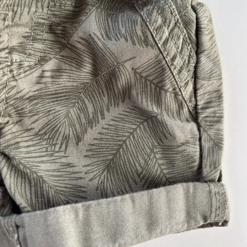 khaki levélmintás pamutvászon fiú short 3–6 hónapos babáknak