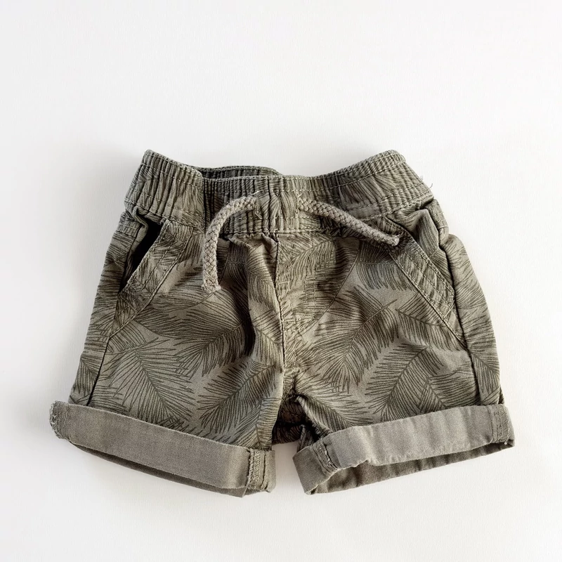 khaki levélmintás pamutvászon fiú short 3–6 hónapos babáknak