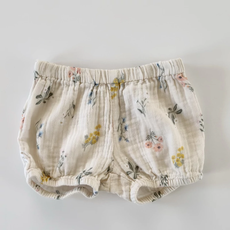 bézs virágmintás pamut short 4–6 hónapos kislánynak