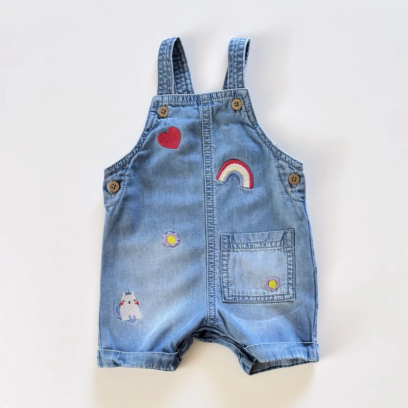 Nutmeg hímzett kantáros farmer short cicás és szivárványos mintával – 50-es méret