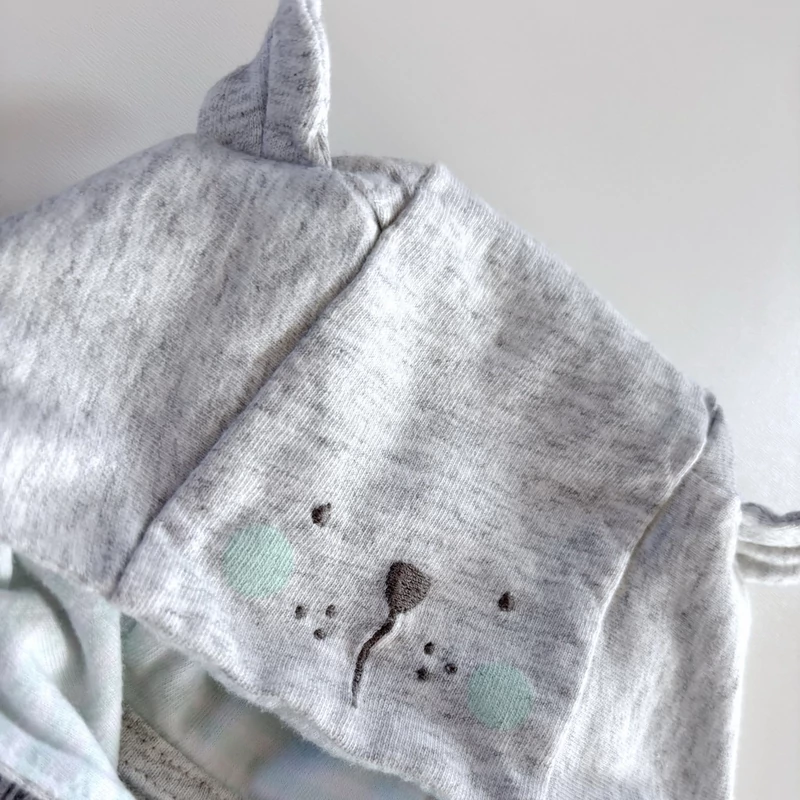 50-es Mothercare pamut szürke mintás kapucnis overall kisfiúnak