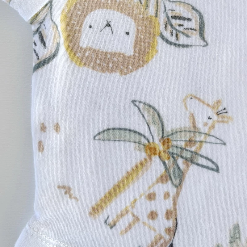 50-es Nutmeg állatos rövid ujjú pamut body kisfiúnak – fehér alapon zsiráfos és oroszlános minta