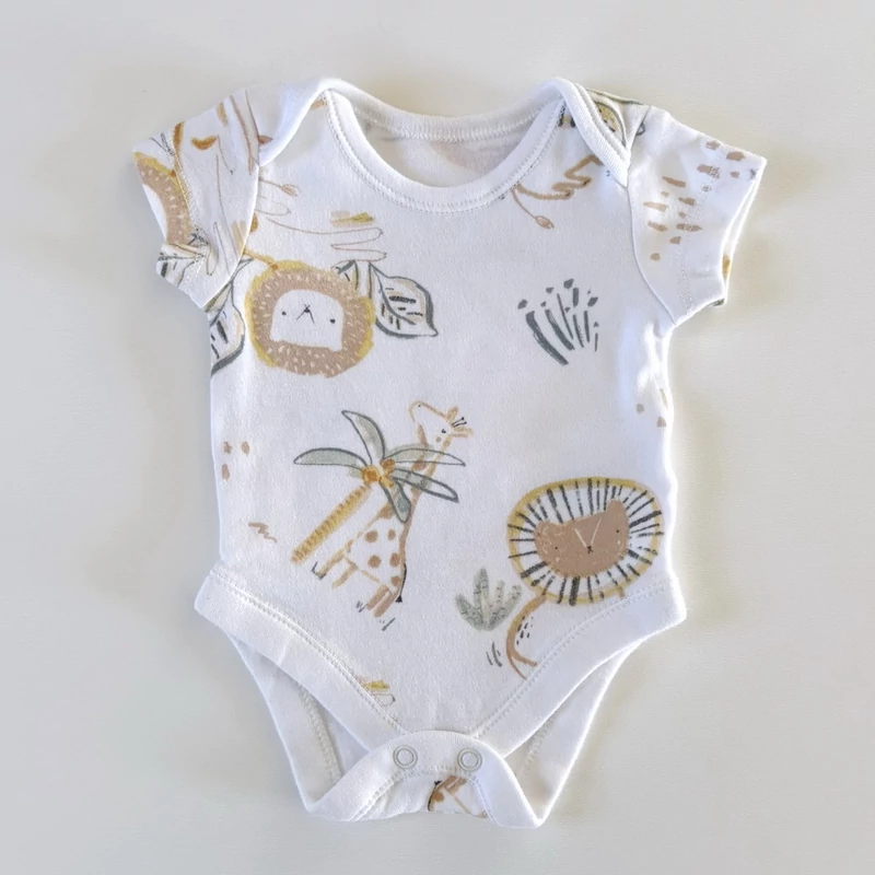 50-es Nutmeg állatos rövid ujjú pamut body kisfiúnak – fehér alapon zsiráfos és oroszlános minta
