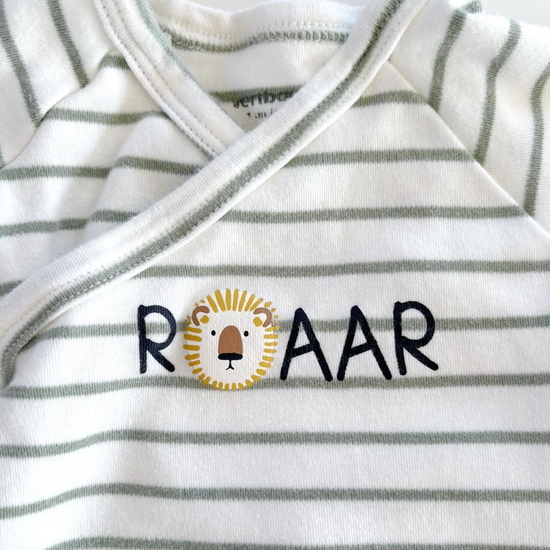56-os Vertbaudet fehér színű csíkos oroszlán mintás átlapolt pamut body kisfiúnak