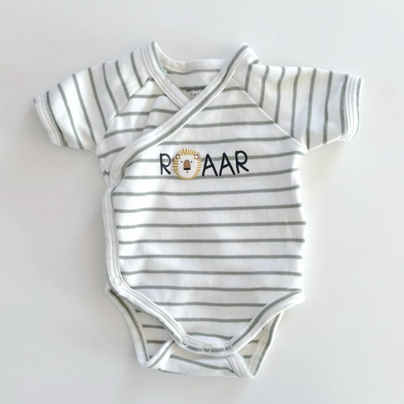 56-os Vertbaudet fehér színű csíkos oroszlán mintás átlapolt pamut body kisfiúnak