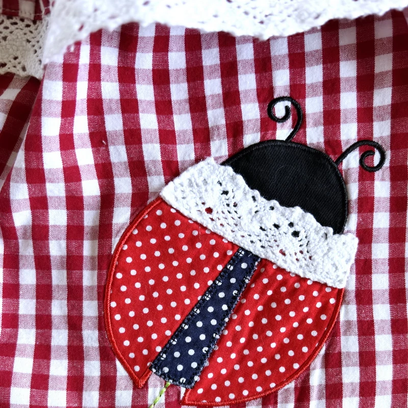 Kockás pamutvászon kislány playsuit hímzett katicával – 80