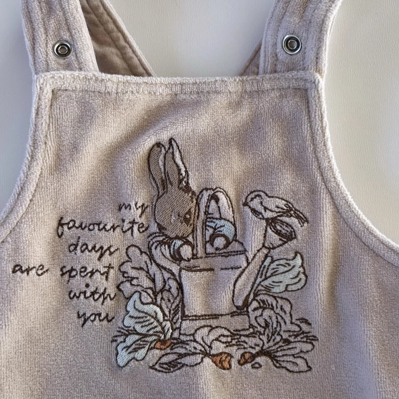 62-es bézs plüss Peter Rabbit kantáros nadrág babáknak – George