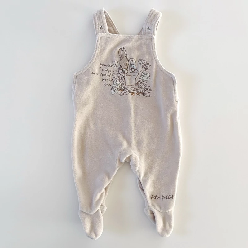 62-es bézs plüss Peter Rabbit kantáros nadrág babáknak – George