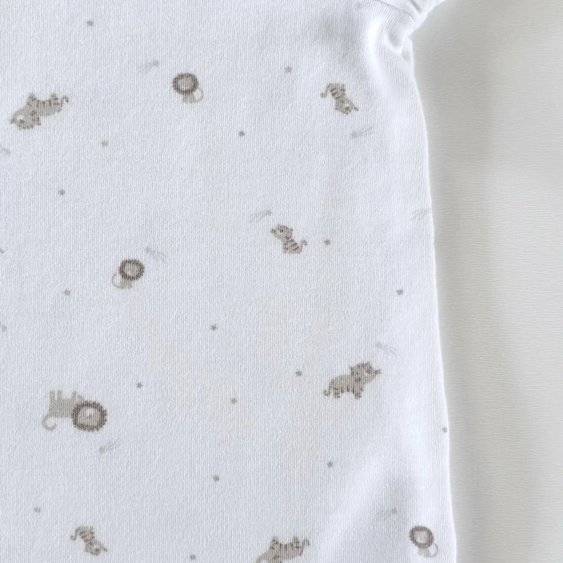 62-es fehér pamut kisfiú napozó állatmintával – The Little White Company