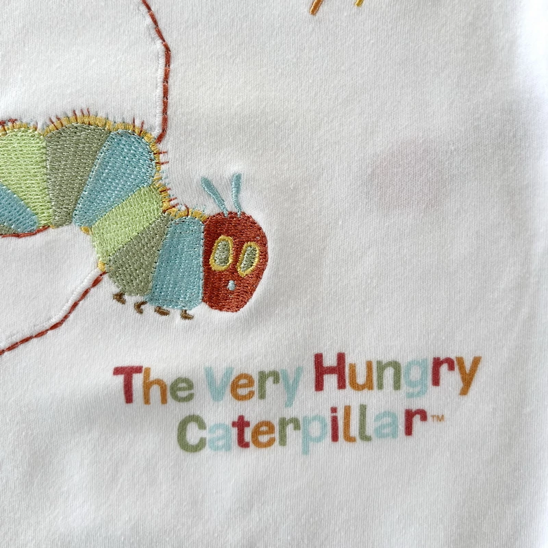 62-es hímzett pamut kisfiú napozó The Very Hungry Caterpillar mintával – F&amp;F