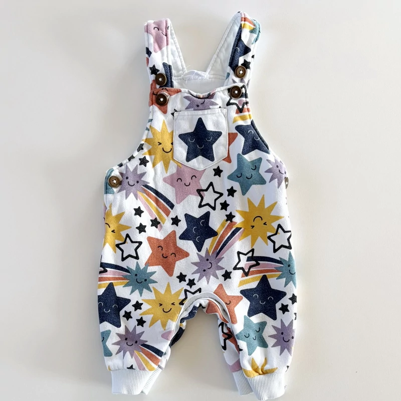 62-es F&amp;F színes csillagos kantáros nadrág kisfiúnak – 0-3 hónap