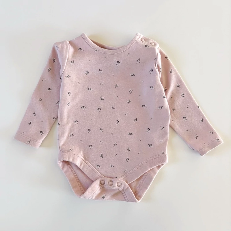 68-as F&amp;F rózsaszín virágmintás hosszú ujjú pamut body kislánynak