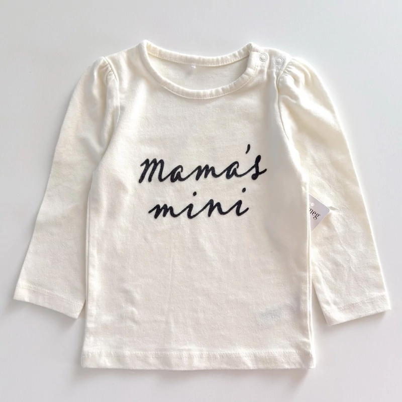 74-es Mama’s Mini hosszú ujjú vajszínű pamut kislány felső plüss felirattal – Nutmeg